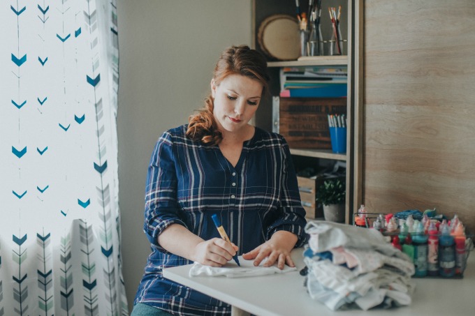 A personalized onesie is the perfect DIY baby gift!