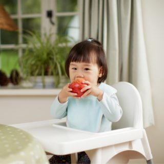 kid eating apple