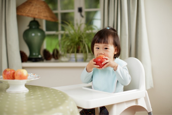 kid eating apple