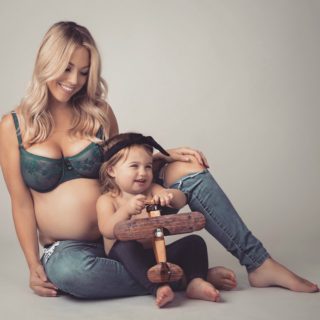 maternity photo shoot - pregnant woman and toddler