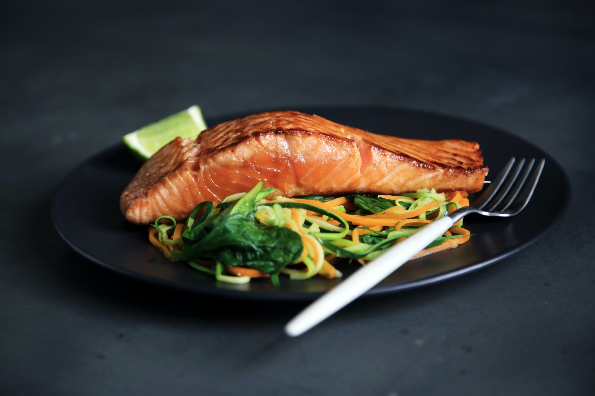 Dinner plate with salmon and vegetables.